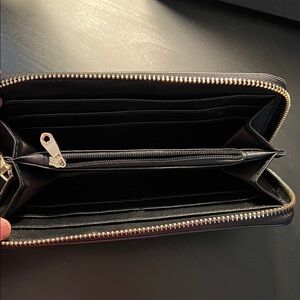 Elegant Black Zipper Wallet like new condition